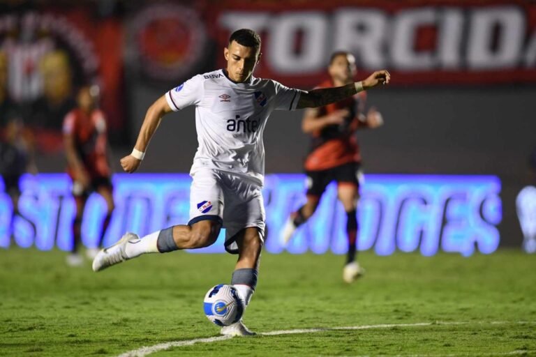Flamengo e Vasco consultam situação de Franco Fagundez