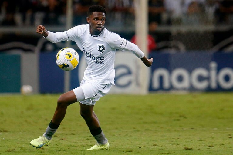 Em véspera de clássico contra o Fluminense, Botafogo causa revolta na torcida; entenda