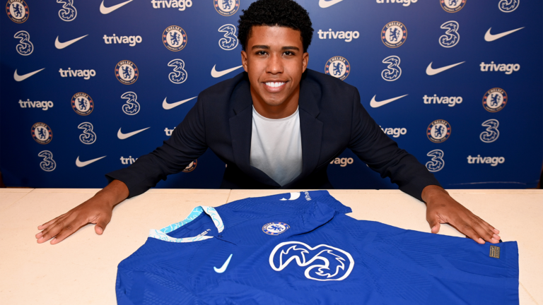 Chelsea anuncia contratação do volante Andrey Santos ex-Vasco