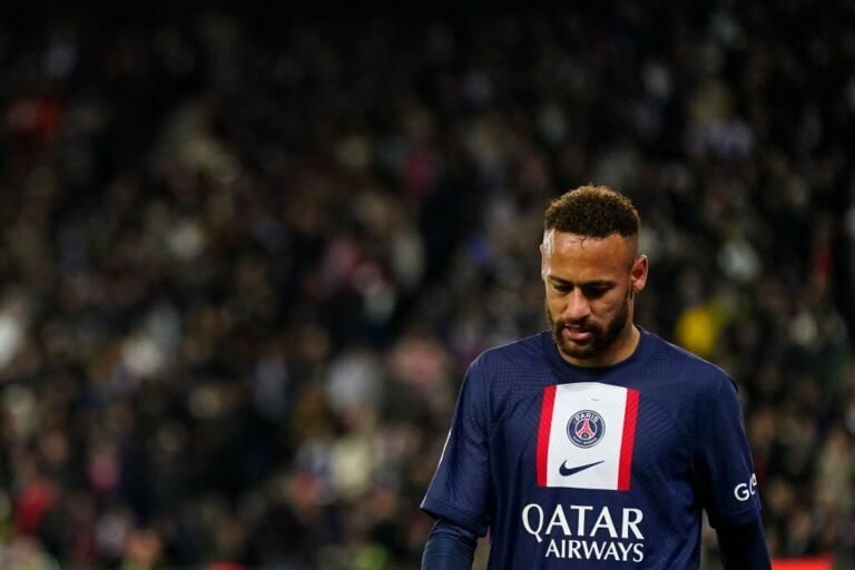 Neymar é hostilizado por torcedores do PSG em sua casa