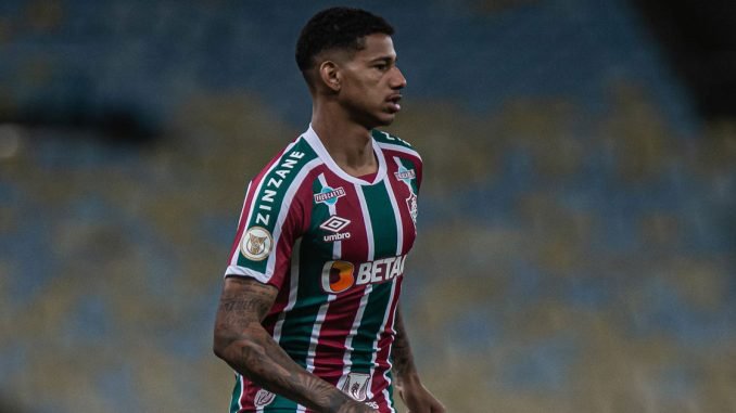Fluminense rechaça busca por jogador de lado de campo, informa site