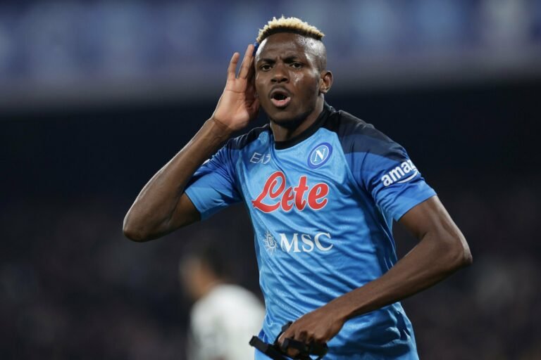 Manchester United trabalha com intermediários para tentar a contratação de Victor Osimhen