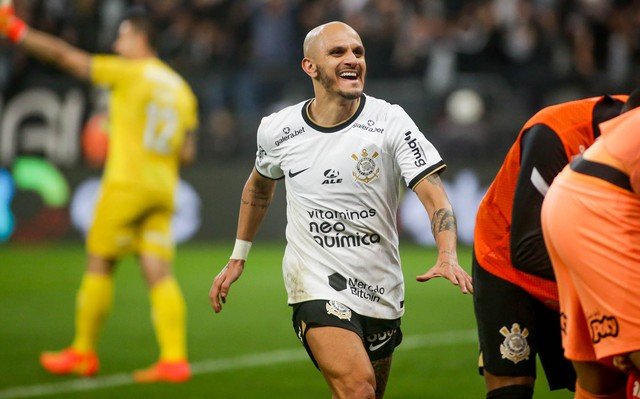 Corinthians renova contrato do veterano Fábio Santos