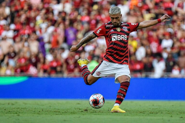 arrascaeta-em-acao-pelo-flamengo-durante-partida-contra-o-portuguesa-rj-no-carioca-1673818055237_v2_1920x1280