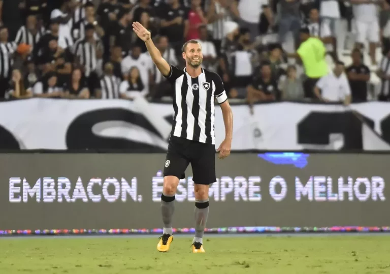 Botafogo encaminha renovação com Joel Carli; jogador terá cargo pós fim de contrato