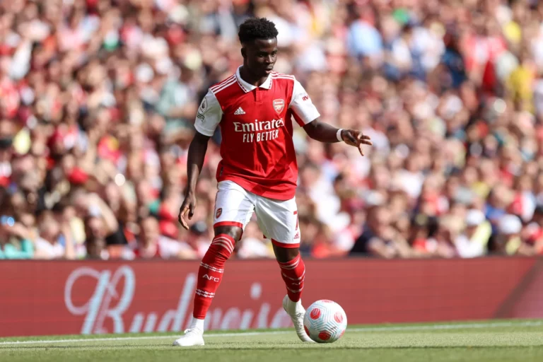 Bukayo Saka alcança marca rara com a camisa do Arsenal