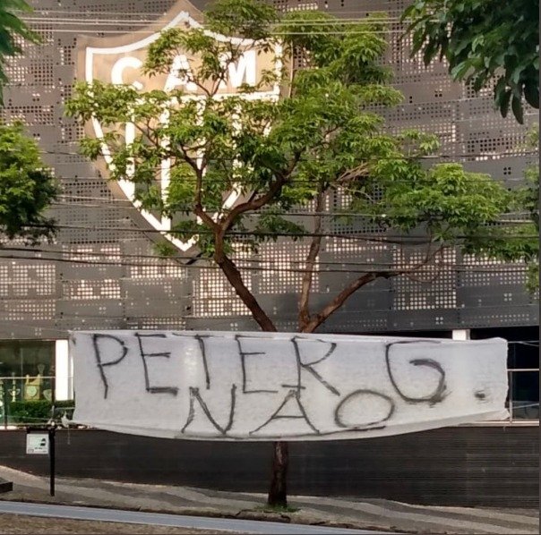 Torcida do Atlético-MG protesta na sede do clube contra possível investidor da SAF