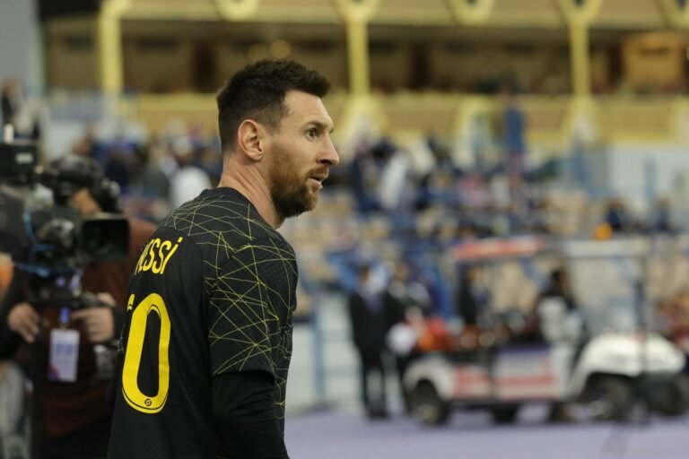 Messi não tem intenção de renovar com PSG, diz jornalista