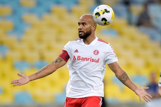 Zagueiro do Internacional entra na mira do Vasco; direção colorada descarta negócio