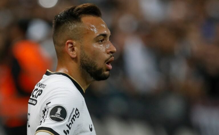 Maycon assina novo contrato de empréstimo com Corinthians