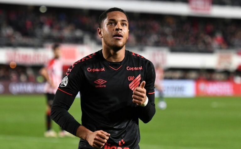 Athletico recusa proposta de R$ 193 milhões do Barcelona por Vitor Roque