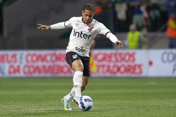 Clube inglês sinaliza proposta de mais de R$ 100 milhões por Vitor Roque