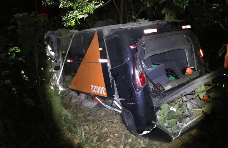 Tragédia: ônibus com time de futebol cai de ponte e deixa mortos