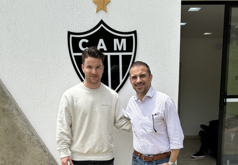 Ex-jogador alemão visita Cidade do Galo e conversa com Rodrigo Caetano