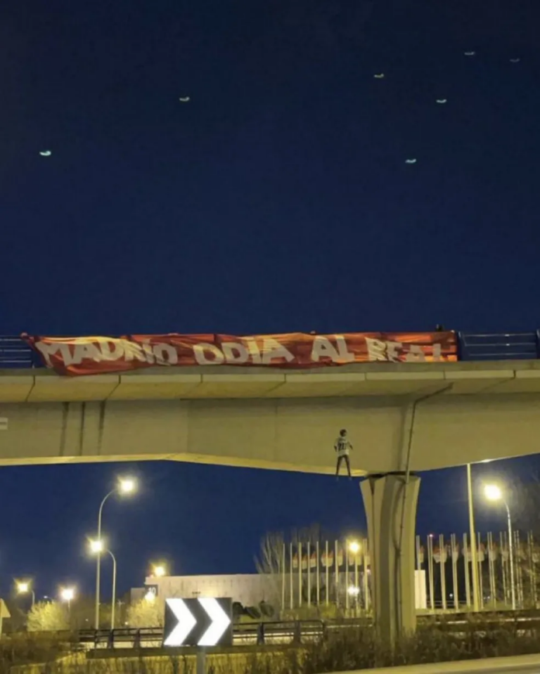 Torcida do Atlético de Madrid simula enforcamento de Vini Jr
