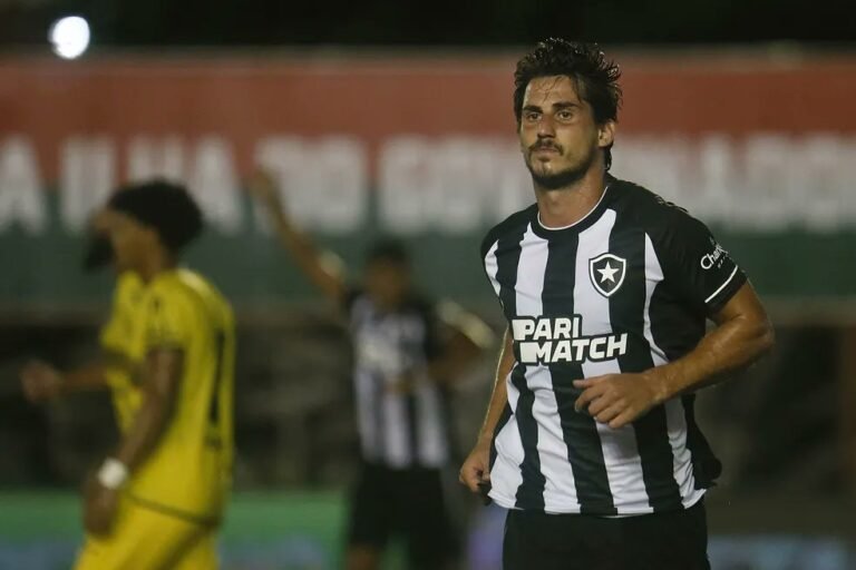 Luís Castro comenta sobre volta por cima de Gabriel Pires contra o Madureira