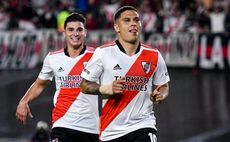 Flamengo oferece três anos de contrato e salário de R$ 1 milhão para Quintero