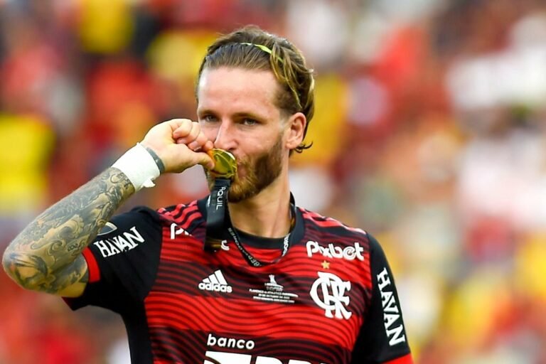 Flamengo anuncia renovação de Léo Pereira