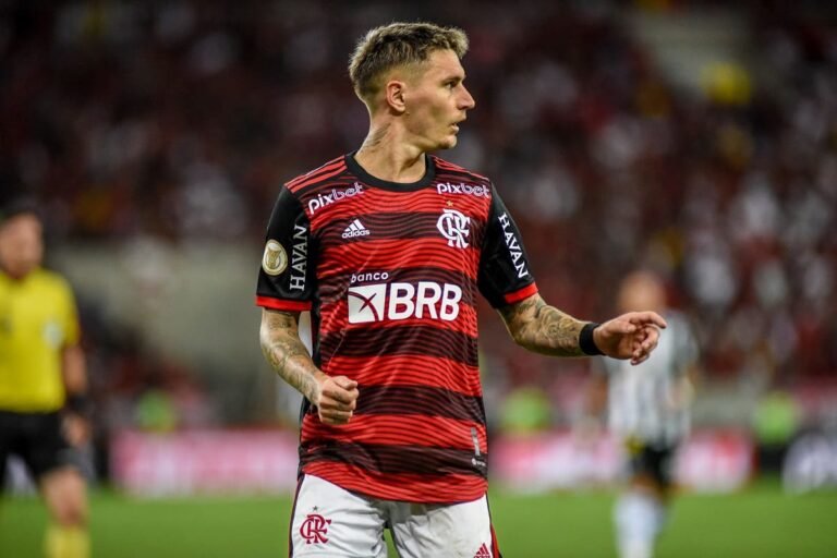 Varela supera concorrência de Matheuzinho e será titular na Supercopa