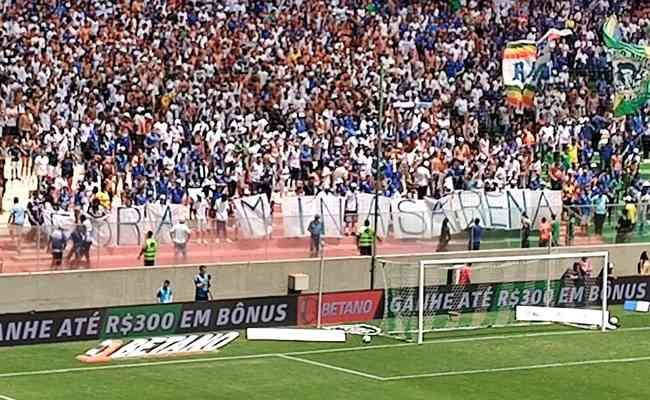 Torcida do Cruzeiro protesta contra a Minas Arena em partida contra o Athletic
