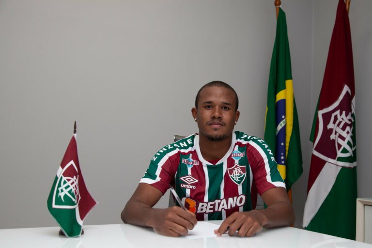 Fluminense assina em definitivo com destaque da Copinha