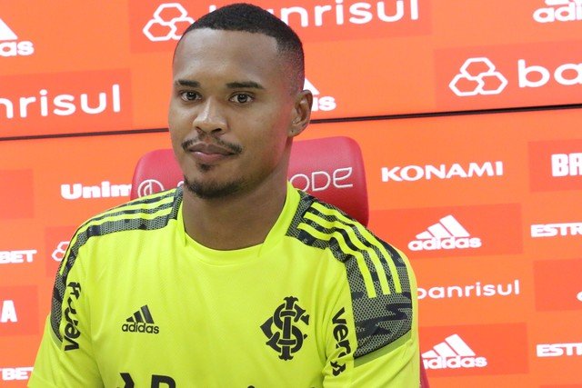 Ex-Santos, John é apresentado ao Internacional
