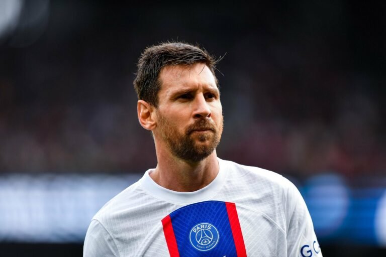 Messi paralisa conversas para renovar com PSG, diz jornal