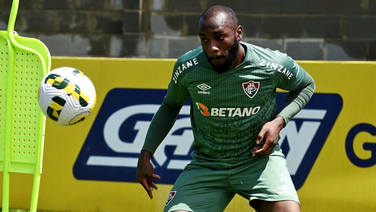 Manoel sofre lesão no joelho direito e está fora do clássico contra o Vasco