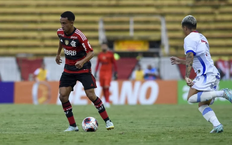 Matheus Gonçalves pode ganhar vaga de titular no clássico contra o Botafogo