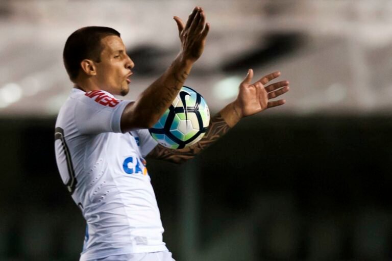 Ex-Santos, Vecchio vive incerteza no Racing, e pode ficar livre no mercado