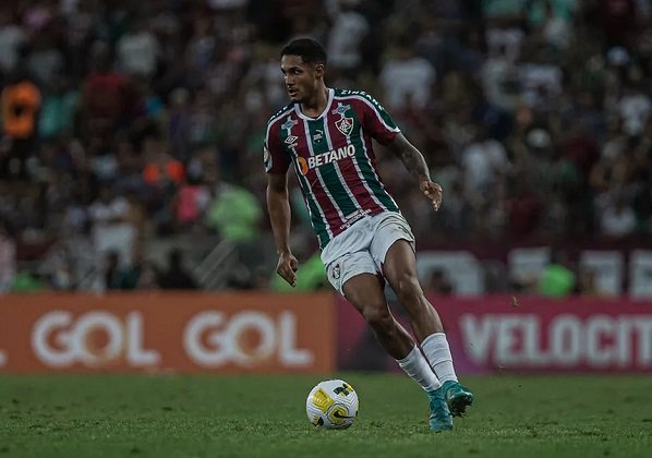 Chapecoense encaminha contratação do lateral-esquerdo Cristiano, do Fluminense