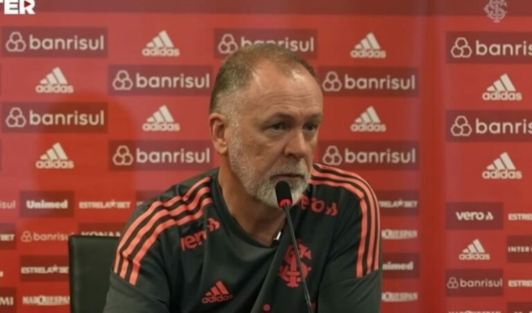 Mano Menezes fala sobre titularidade de Luiz Adriano no Gre-Nal
