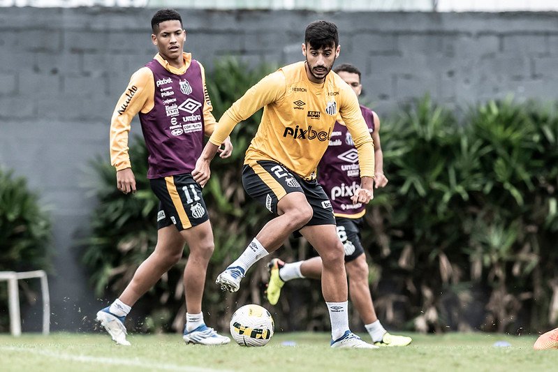 Odair define meio-campo com Camacho e tem dúvida na defesa