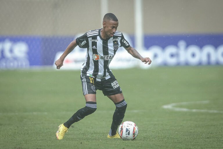 Santos sonda a situação de Ademir, mas esbarra na pedida do Atlético-MG pelo atacante