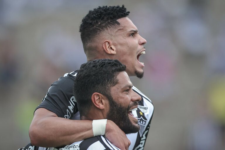 Dupla artilheira do Atlético, Hulk e Paulinho chegam a marca de 70 gols juntos