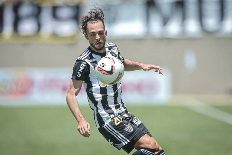 Corinthians negocia a contratação de Hyoran, meia do Atlético-MG