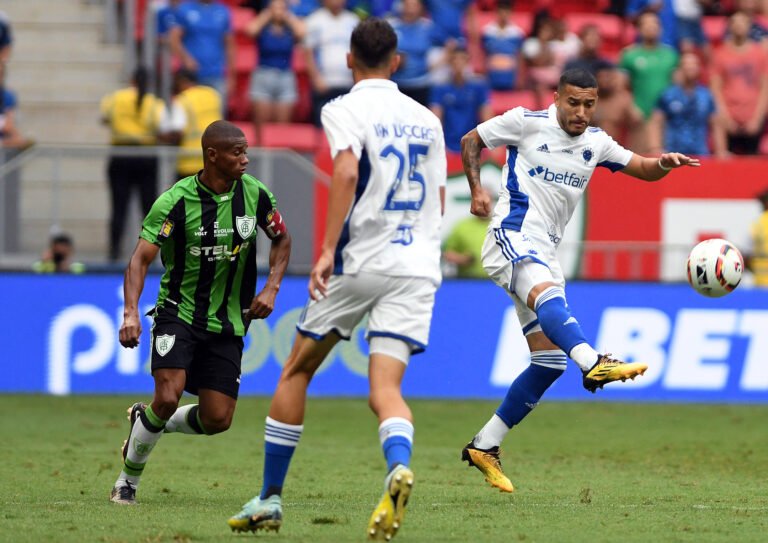 Em tarde de falhas, Cruzeiro perde primeira na temporada