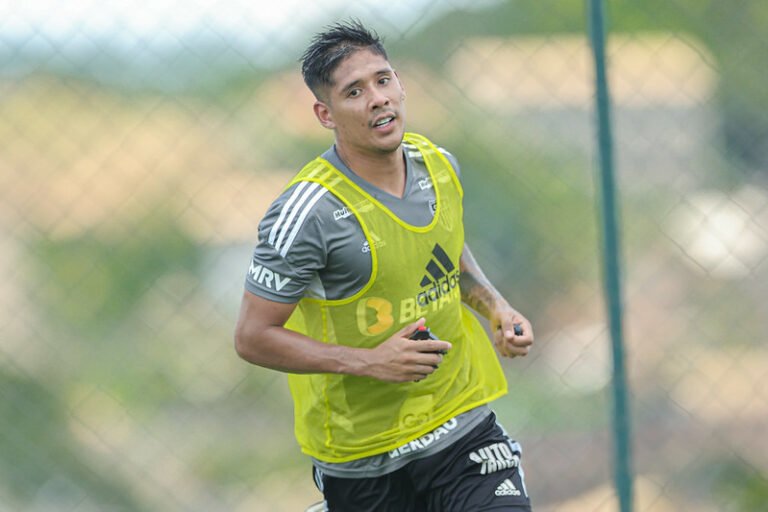 Matías Zaracho corre em campo e está próximo de retornar ao elenco do Atlético-MG