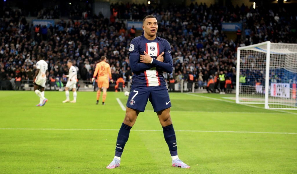 Kylian Mbappé vira o maior artilheiro da história do PSG ao lado de Cavani