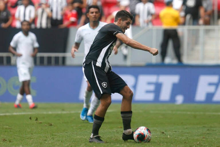 Luís Castro, do Botafogo, faz elogios para Lucas Piazon