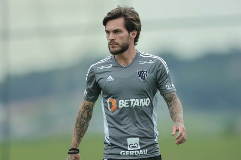 Após reintegração ao elenco, Coudet comenta situação de Nathan e prega ‘calma’ com o meia