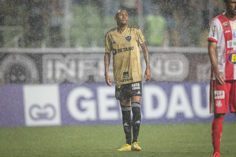 Ademir quase trocou o Atlético-MG pelo futebol mexicano, mas foi vetado por Coudet