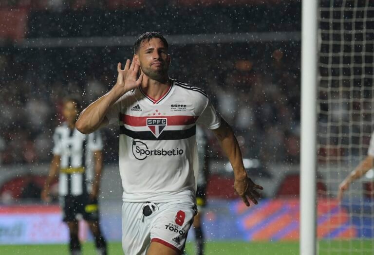 Calleri tem lesão no tornozelo e pode desfalcar São Paulo por um mês