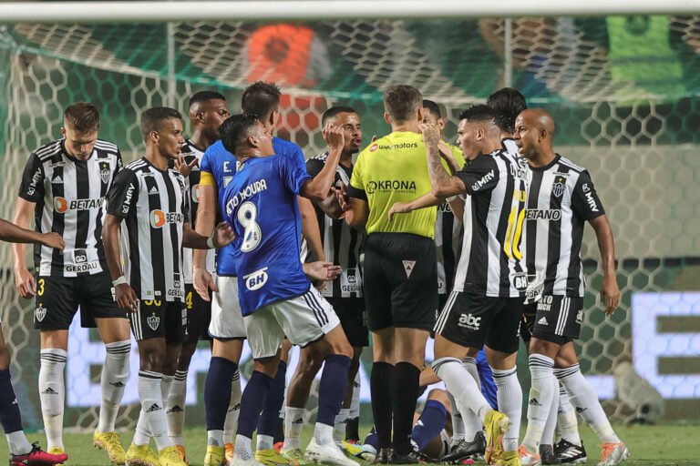 Em súmula, árbitro relata todas as confusões de Cruzeiro 1×1 Atlético-MG