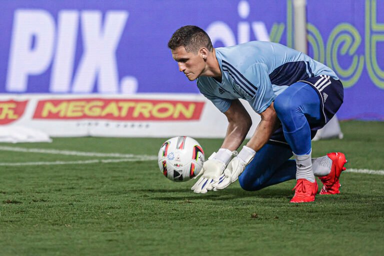 Após clássico, Ronaldo Fenômeno sai em defesa de Rafael Cabral