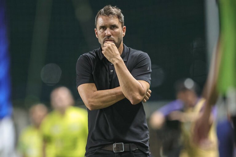 Com empate, Coudet segue sem vencer clássicos no Brasil e fala sobre evolução do time