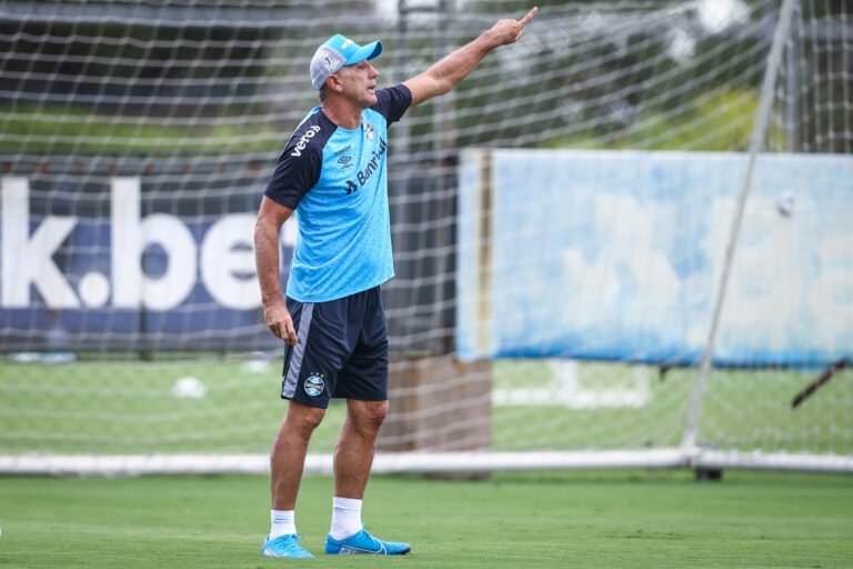 Renato planeja integrar jogadores da base do Grêmio ao profissional