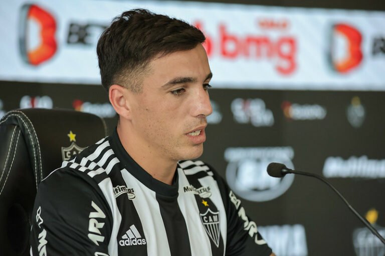 Renzo Saravia fala sobre foco nos títulos e sua escolha pelo Atlético-MG
