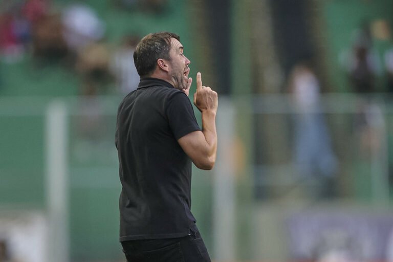 Coudet comenta chegada de reforços e destaca importância de dar oportunidade a todos do elenco