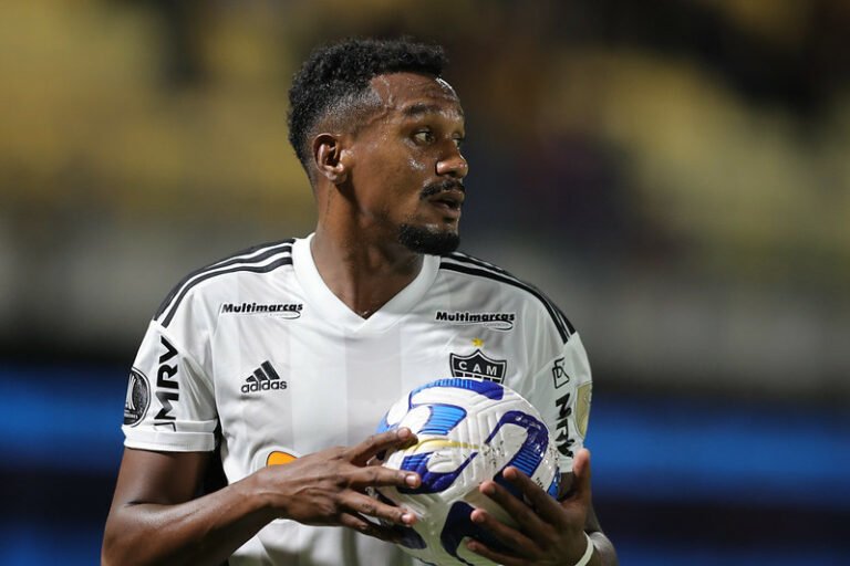 Edenilson atribui empate do Atlético-MG a estádio vazio em Caracas